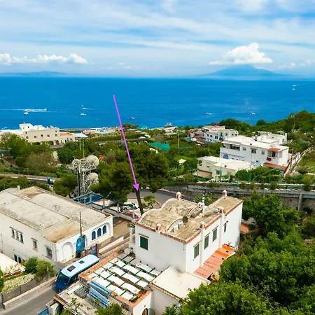 Nella Curva Della Funicolare, Lägenhet Capri