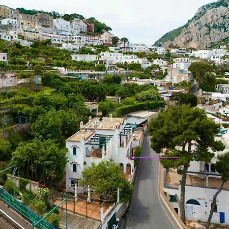 Nella Curva Della Funicolare, Lägenhet Capri