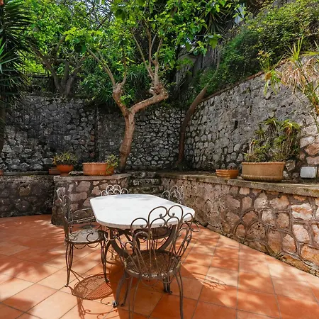 Nella Curva Della Funicolare, Lägenhet Capri