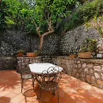 Nella Curva Della Funicolare, Apartamento Capri