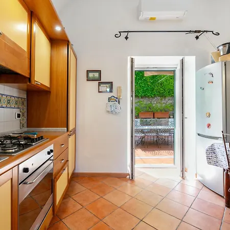 Nella Curva Della Funicolare, 卡普里