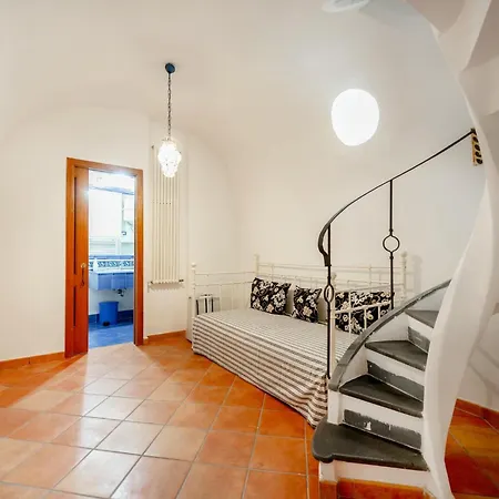 Nella Curva Della Funicolare, Capri