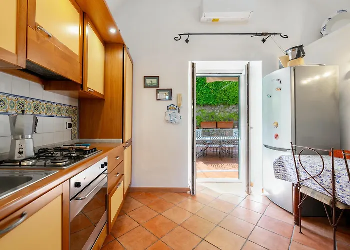 Nella Curva Della Funicolare, Capri