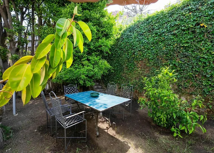 Nella Curva Della Funicolare, Apartament