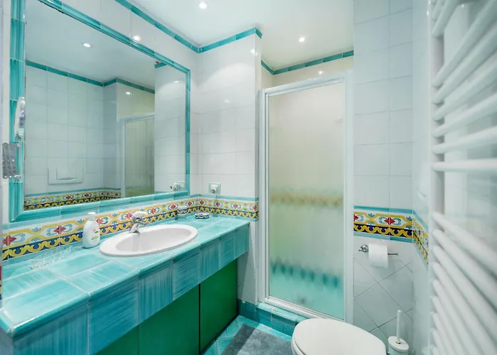 Nella Curva Della Funicolare, Apartament