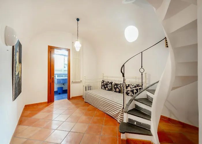 Nella Curva Della Funicolare, Capri