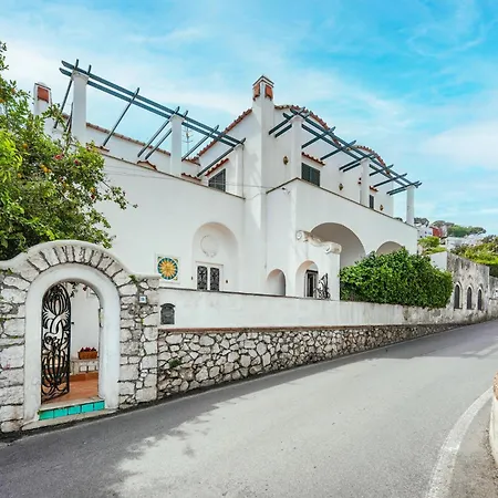 Nella Curva Della Funicolare, Διαμέρισμα *