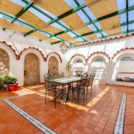 Nella Curva Della Funicolare, Διαμέρισμα *